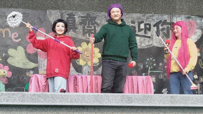 同學們紛紛往上拍打大氣球,希望留住永恆的氣球與當下的此刻時間